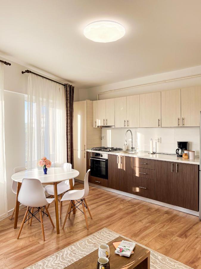 Uniquemoments Airport Apartment & Secure Parking & Airport Shuttle Iasi Exterior foto